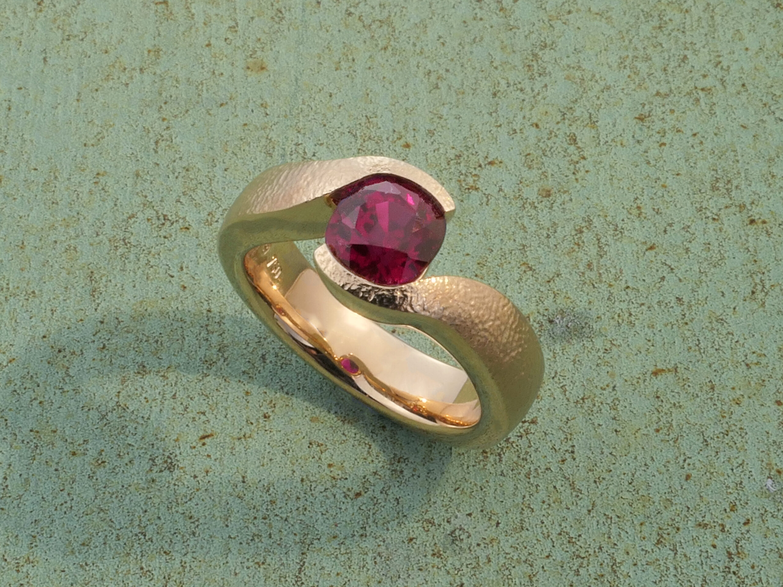 Rotgoldring mit Rubin